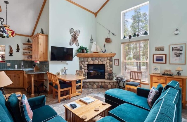 2BR Mountain Cabin w/Loft: View, Loft, Fireplace