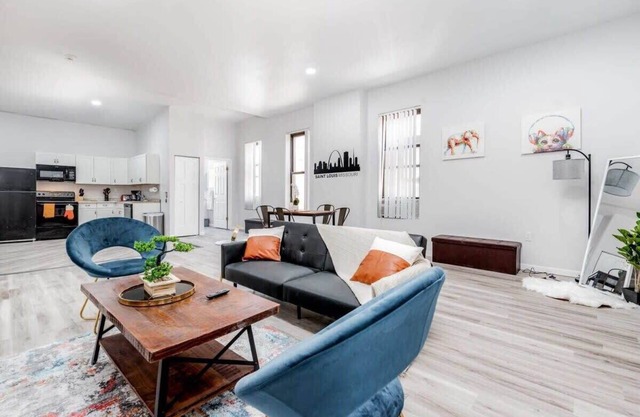 2BR Park Ave Townhome with parking | CozySuites