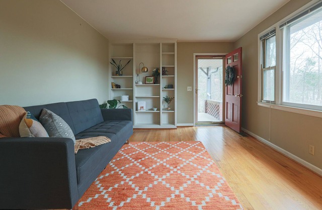 2BR Retro Hillside Oasis - Conveniently Located to the Best of Nashville!