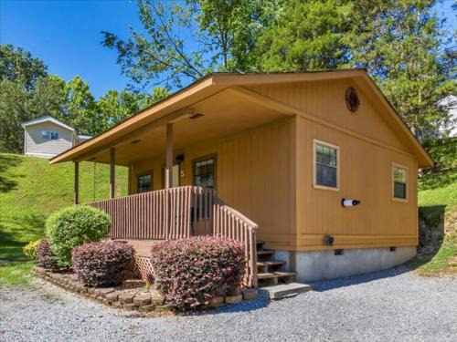 2BR Rustic Cabin with Views and Parking