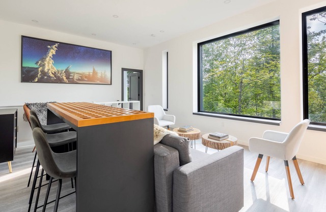 2BR w/ Mountain Views + Infrared Sauna Near Town