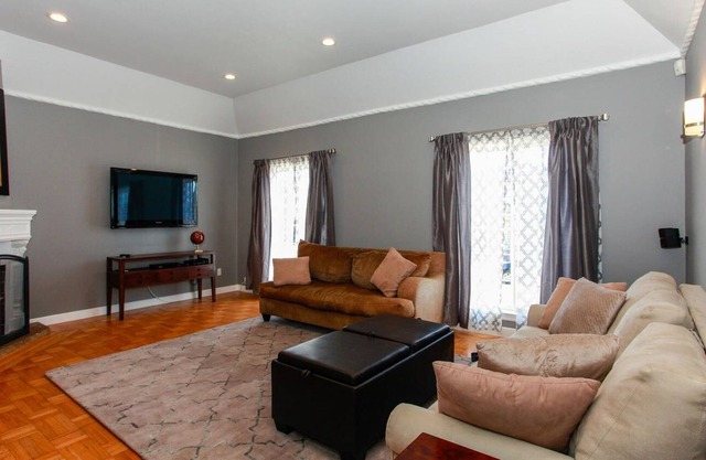 2BR w/ Parking! Stylish Sunset House