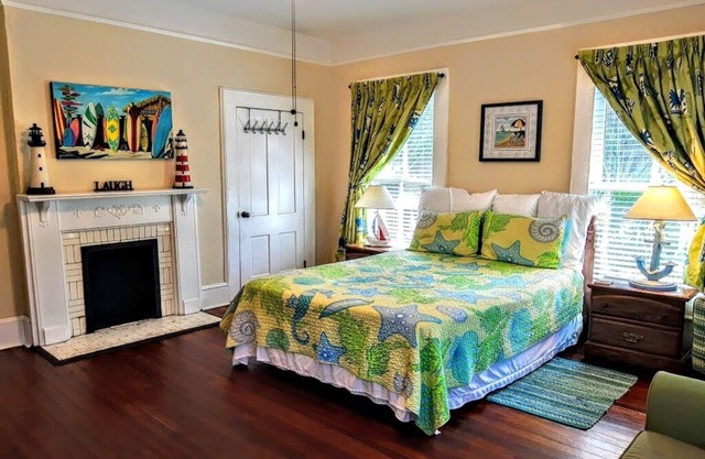 2brCoastalColonialApt between Jekyll & St Simons Islands beaches& near Downtown!
