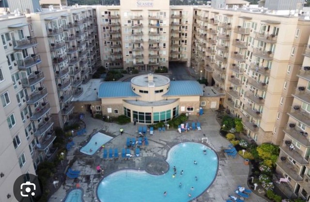 2BRs resort in adorable Seaside with fitness room, AC, next to Pacific Ocean