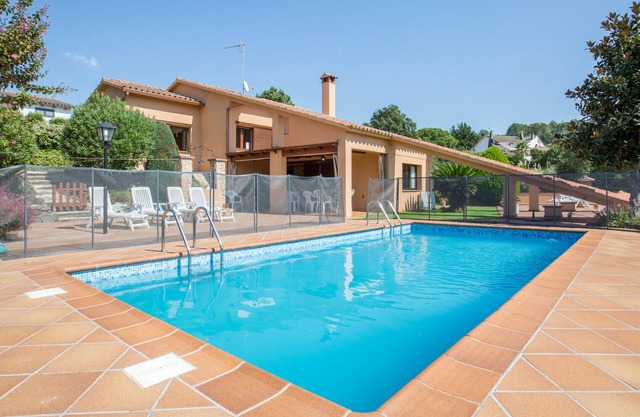 2CIP01-10pax - House for up to 10 people with private pool in a quiet location
