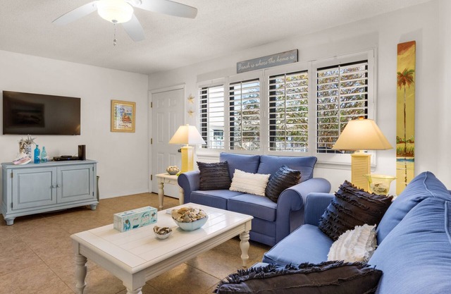 2nd Floor Studio for 4: Pool + 300 Yards to the Beach
