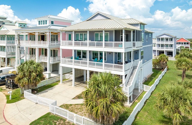 2nd Row Dog Friendly Home w/Gulf views, 2 Decks, Screened Area