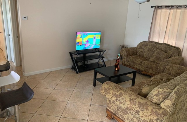 2x1 Home 10 minutes from UCF