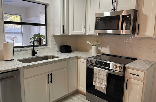 3/2 Home - Pool + Gym + Garage + Pet Friendly