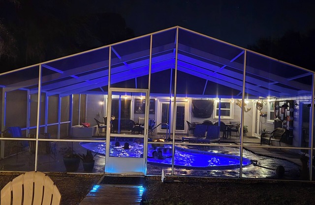 3/2 Waterfront-Heated Pool-Tiki Bar-Kayaks-close to springs-great neighborhood.