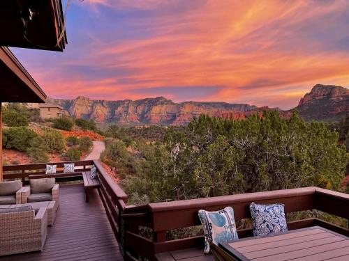 3-acre Private Designer Villa-forever Views!
