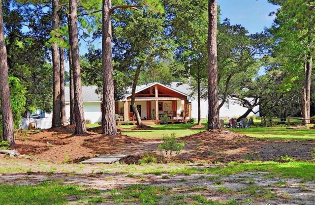 3 Acre Waterfront Retreat sleeps up to 25, easy walk to historic district