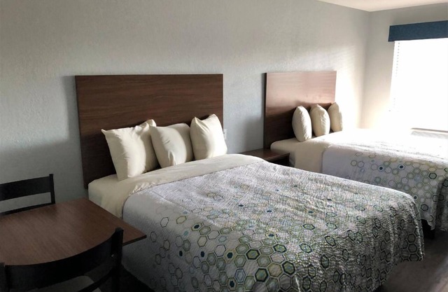 3 Affordable Studios w/Kitchenette, Flat-Screen TV Near San Antonio's Top Sites