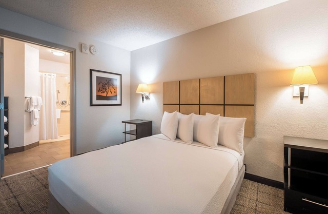 3 Affordable Suites w/Outdoor Grill & Cozy Atmosphere Near Airport