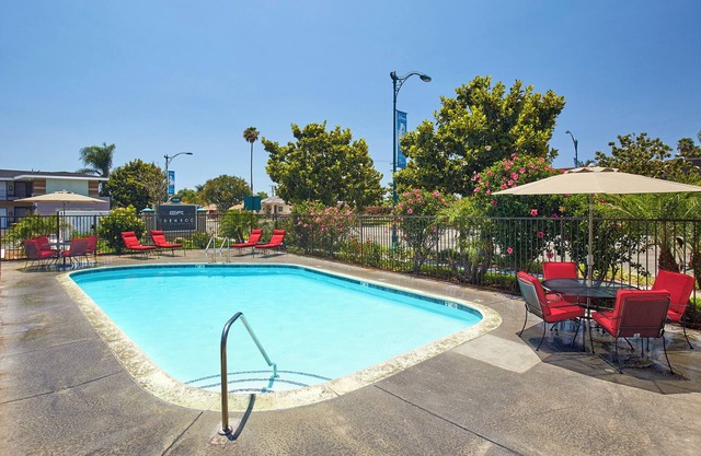 3 Affordable Units – Pool, Parking & Minutes to Disneyland!