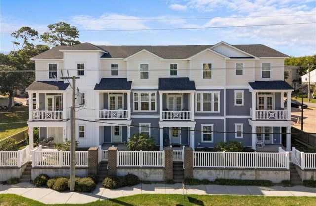 3 Bd 3.5 Ba Luxe Retreat - Steps to Beach
