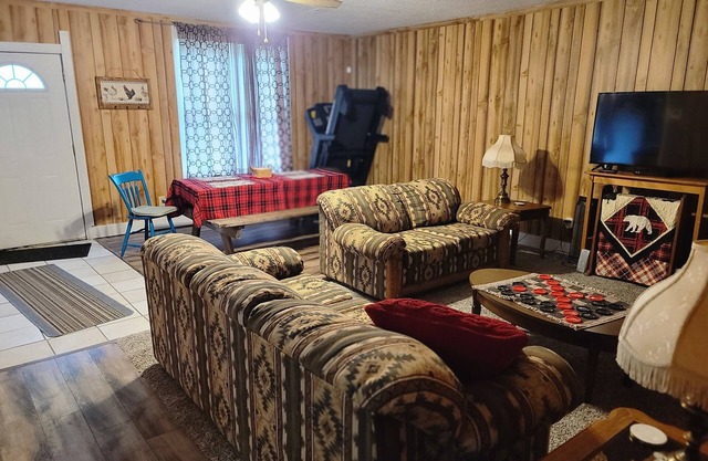 3 Bdr Getaway Hunters, Fishermen, Racers Vendors parking for your equipment!n