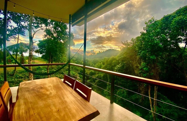 3-bdrm house in Dominicalito, walking distance waterfalls, the beach, yoga, cafe