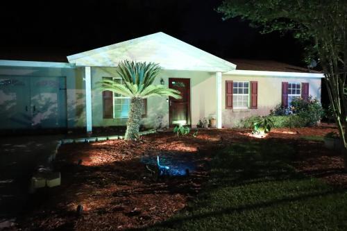 3 Bdrms & Private Backyard Tiki Courtyard & more