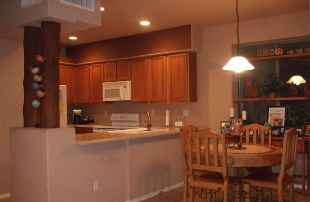 3 Bed 2.5 Bath Townhouse - 2 Blocks from Downtown Fountain Hills