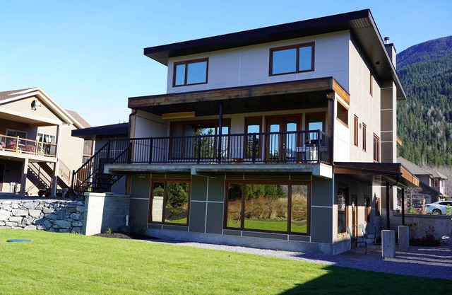 3 bed & 2 bath Basement Suite, 1 minute away from Ski Resort
