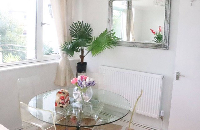 3 Bed Apt. W/Kitchen, Workspace, 4KTV & Free Parkin,