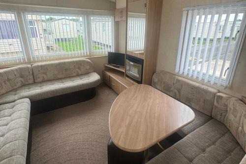 3 Bed Caravan - Sleeps 8 - Pets - Parking