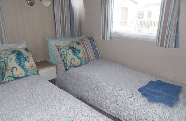 3 Bed Caravan - Sleeps 8 - Wifi - Parking