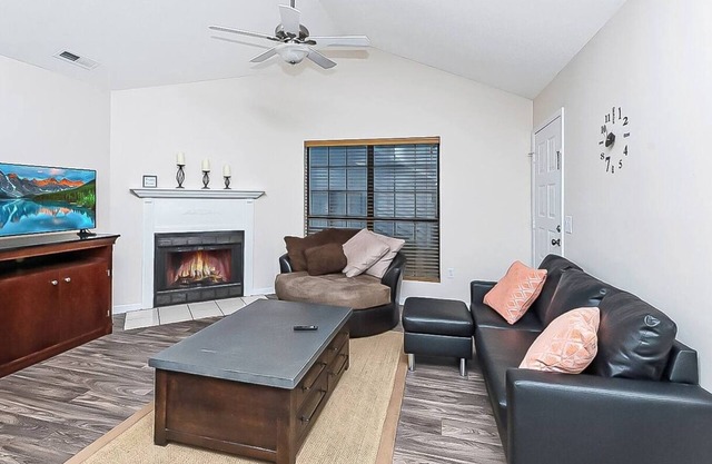3-Bed Condo, Prime Location!