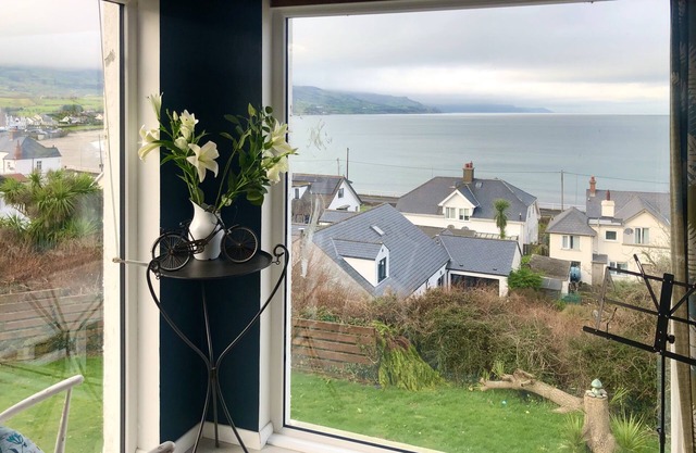3 Bed Cottage - Sleeps 6 - Pets - Garden - Parking