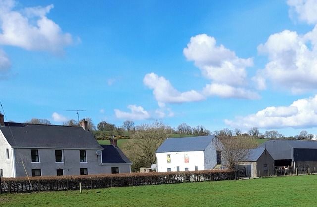 3 Bed Farmhouse - Sleeps 6 - Wifi - Parking