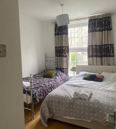 3 Bed Flat - Sleeps 6 - Parking - Wifi