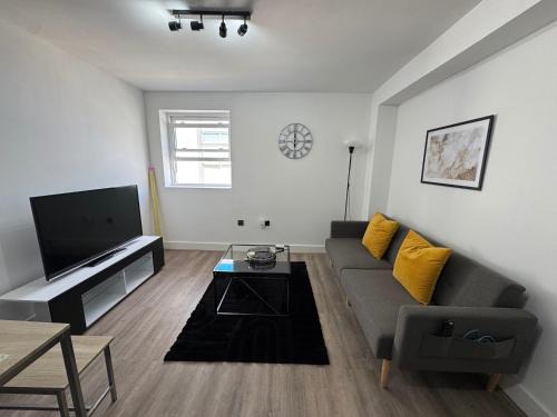 3 Bed Flat - Sleeps 8 - Parking - Wifi