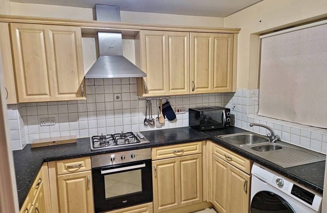 3 Bed House - Sleeps 6 - Parking - Wifi