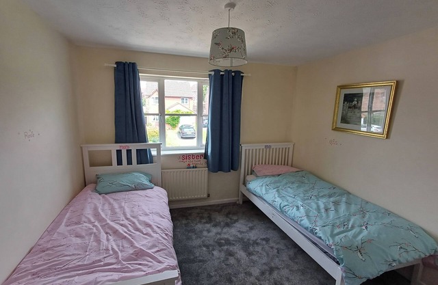 3 Bed House - Sleeps 6 - Pets - Parking - Wifi