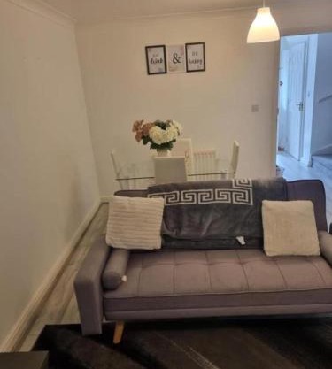 3 Bed House - Sleeps 6 - Parking - Wifi