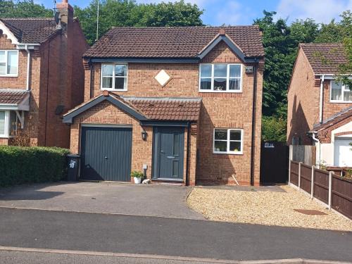 3 Bed House - Sleeps 6 - Pets - Parking - Wifi