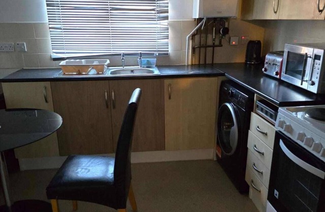 3 Bed House- Sleeps 6 - Parking - Wifi