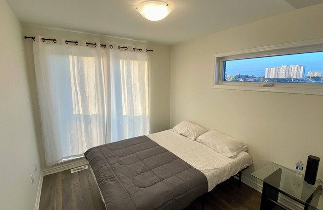 3 Bedroom 2.5 Bath, Newly Build, Full Kitchen