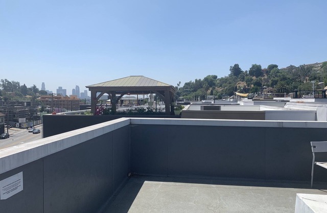 3 Bedroom, 2.5 Bath Townhouse, 2 Car Garage fully furnished