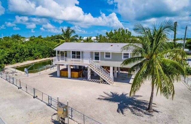 3 bedroom, 2 bath, canal home with hot tub