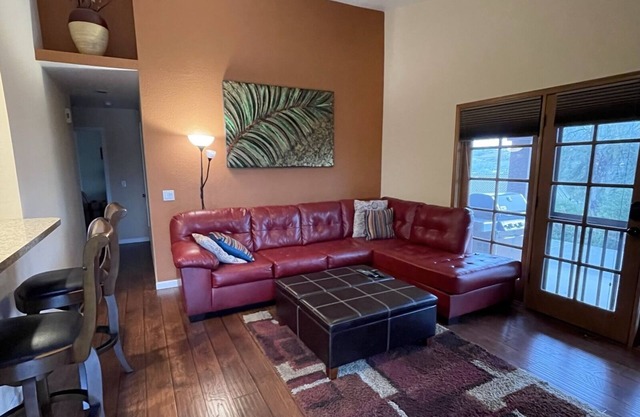 3 Bedroom/2 bath home- 7-8 min walk to fountain & park, and much more!