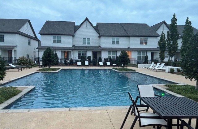 3-bedroom 3 1/2 bath townhome in Oxford , WiFi. Great location