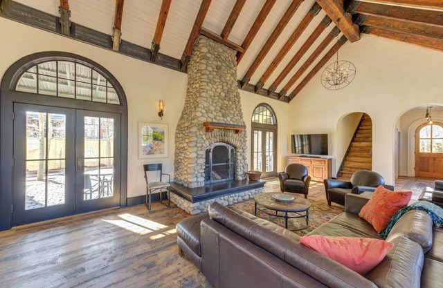 3-bedroom, 3.5-bathroom luxury residence sleeps up to 7 guests