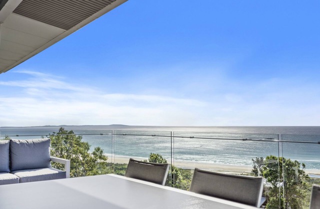 3 bedroom 3 bathroom holiday house with stunning views from all rooms.