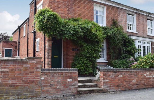 3 bedroom accommodation in Alveston, Stratford-upon-Avon