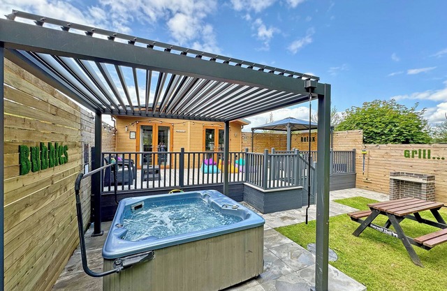 3 bedroom accommodation in Raywell, Beverley
