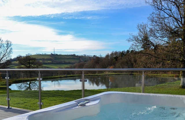 3 bedroom accommodation in Shillingford, near Bampton