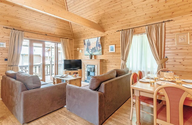 3 bedroom accommodation in Tilford, Farnham