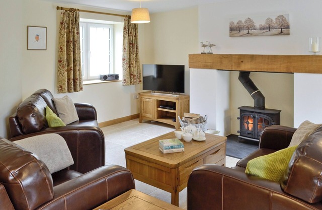 3 bedroom accommodation in Spring Gardens, Frome